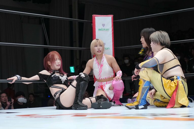 ロープにもたれて座り込む鹿島沙希。1月10日、後楽園ホール　©Essei Hara