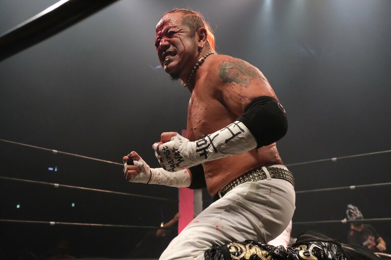 カリスマ葛西純「世の中は無駄な血を一滴も流すな」 頬を串刺し、人間ダーツ…それでもデスマッチが“ただの残虐ショー”ではない理由(14)