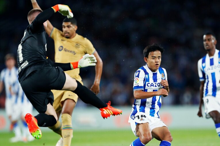 久保建英は「2ケタ得点」狙えるのでは…名手シルバと“精度の差”はあれど、カメラマンが感じたワケ〈バルサ戦好守で同点弾の起点〉(29)