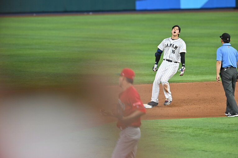 メキシコ戦9回、「塁に出てくる」の宣言通りツーベースを放ち、ベンチを鼓舞する大谷　©Naoya Sanuki