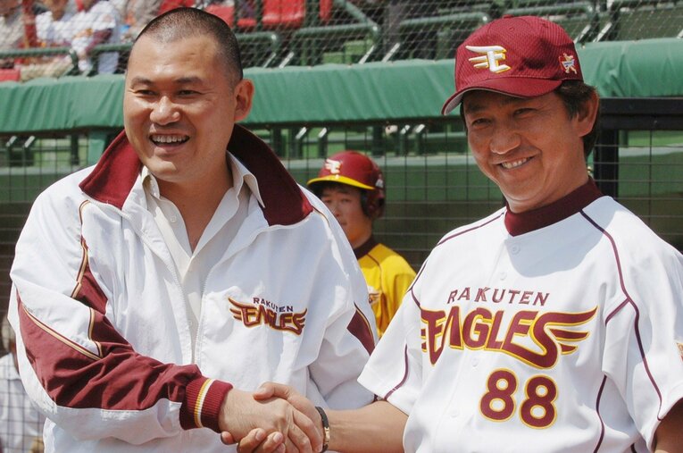 2005年4月、試合前のグラウンドに姿を見せ、田尾安志監督と握手する三木谷浩史オーナー ／ photograph by JIJI PRESS