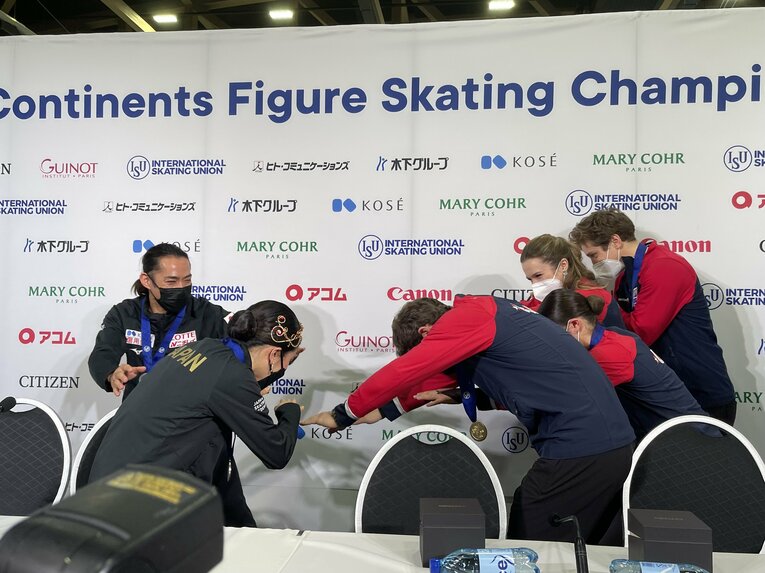 記者会見場では、他の選手が高橋に「平伏」するユニークな場面も　©Akiko Tamura