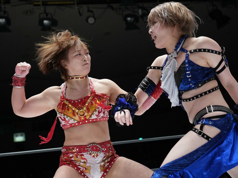 安納サオリを殴るSareee。10月27日、後楽園ホール　©Essei Hara