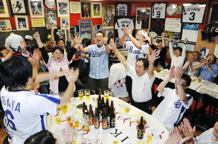 写真は2010年10月、中日のセ・リーグ優勝の日。ドラゴンズファンの聖地、中華料理店「ピカイチ」で ／ photograph by KYODO