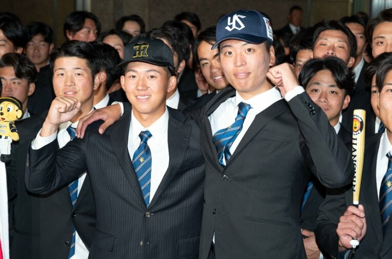10月23日、阪神とヤクルトからそれぞれドラフト指名を受けた立石正広と山崎太陽　©Keiji Ishikawa