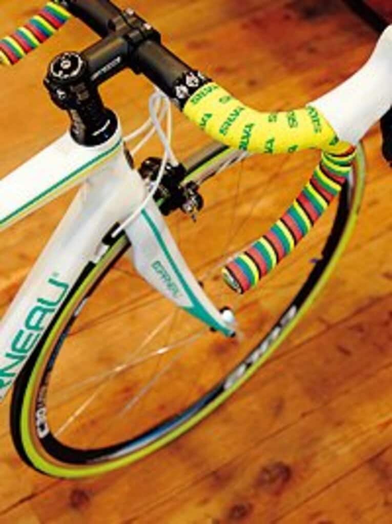 アレンジのテーマはポップ。
「パーツやカラーリングでおしゃれを楽しめるのも自転車のいいところ。このバーテープはラスタカラーでポップな感じにしてみました」