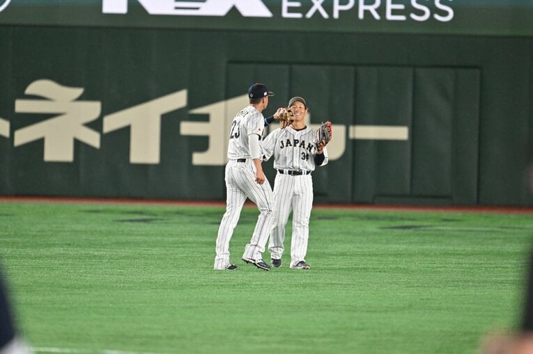 吉田の頬をグラブタッチするヌートバー　©Naoya Sanuki