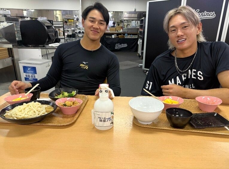 西川、山本もニッコリ　©Chiba Lotte Marines