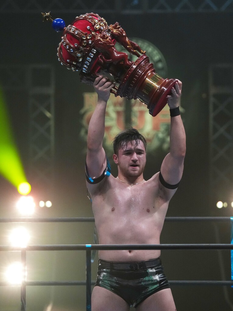 『NEW JAPAN CUP』優勝トロフィーを掲げるカラム・ニューマン。3月21日、アオーレ長岡　©Essei Hara