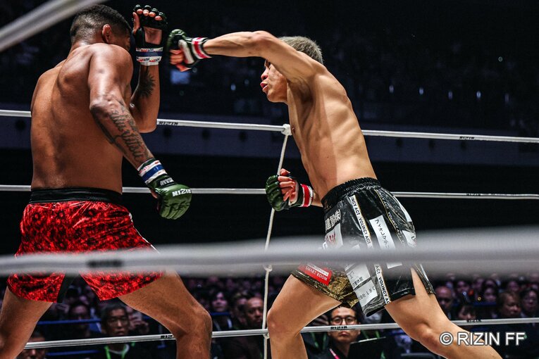 秋元強真vs.パッチー・ミックス　©RIZIN FF