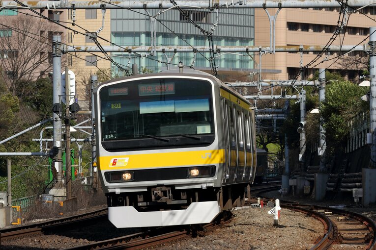 総武線に乗って、JR幕張駅へ。御茶ノ水駅からは40分ほどで着く