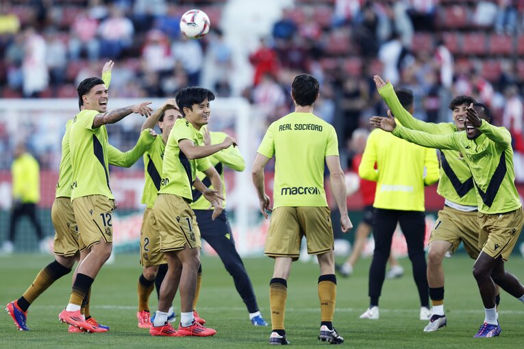 「久保建英に疲労感が…」日本代表で2万6000キロ移動の強行日程も「韓国人FWとユニ交換」ソシエダで途中出場、現地カメラマンが見た表情(6)