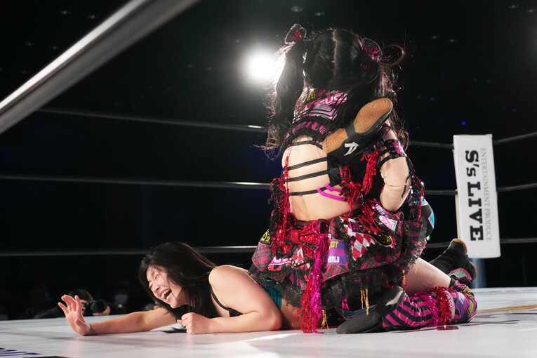 伊藤麻希の逆片エビ固めに耐えるさくらあや　©Essei Hara