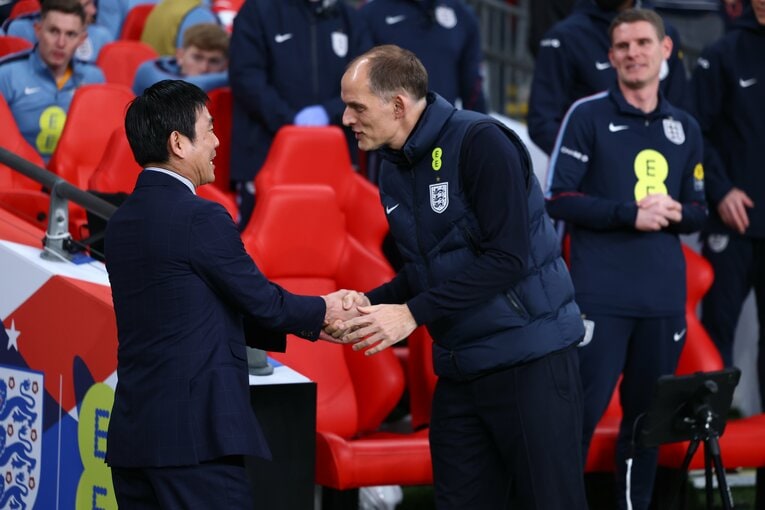 試合前には和やかだったムードも…　©AFLO