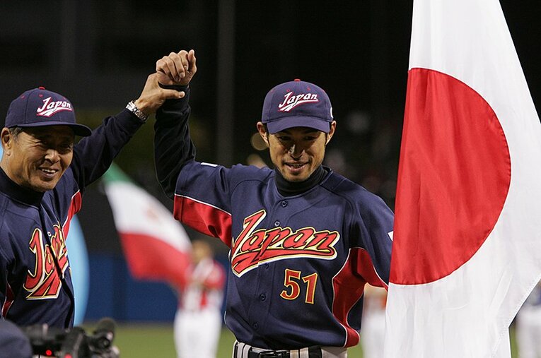 2006年、第1回WBCを制した王監督は、優勝セレモニーでイチローの腕を持ち、高々と天に掲げた。 ／ photograph by Naoya Sanuki