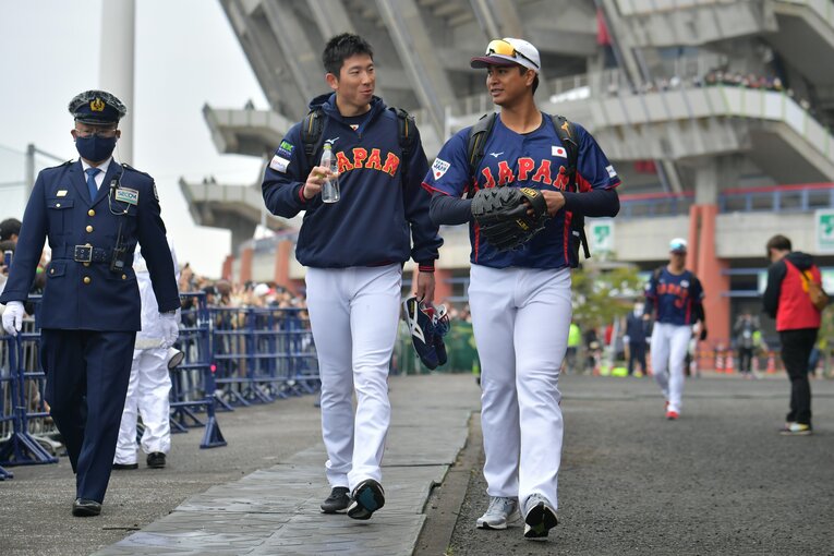 宮崎キャンプで戸郷（左）とともに歩く宇田川　©Hideki Sugiyama