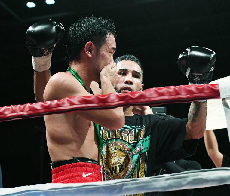 ネリ（右）に4回TKOで敗れた直後、手で顔を覆う山中 ©JIJI PRESS