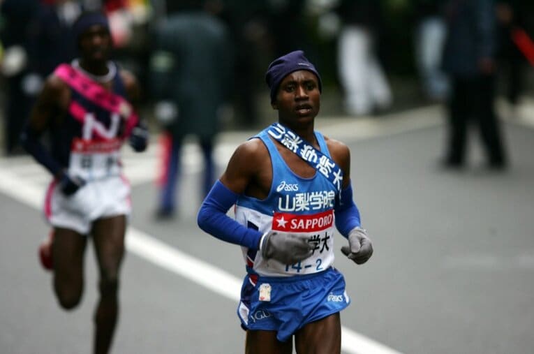 箱根駅伝の往路区間で毎年激走を見せる留学生ランナー。しかし、彼らを擁した大学が近年、優勝からは遠ざかっているという ／ photograph by AFLO