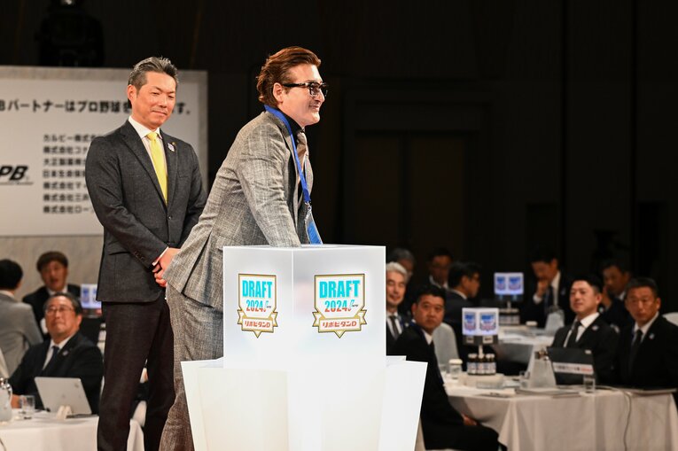 柴田獅子の抽選のクジを引く新庄監督　©Nanae Suzuki