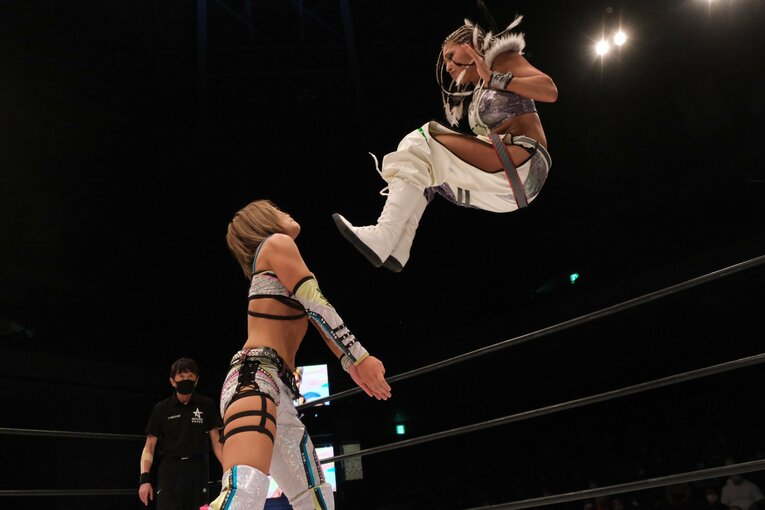 スターダム退団マッチで小波が“亡き戦友”木村花の技に込めた意味とは？ 対戦したジュリアは試合中に涙…「まだまだNEVER ENDです」(14)