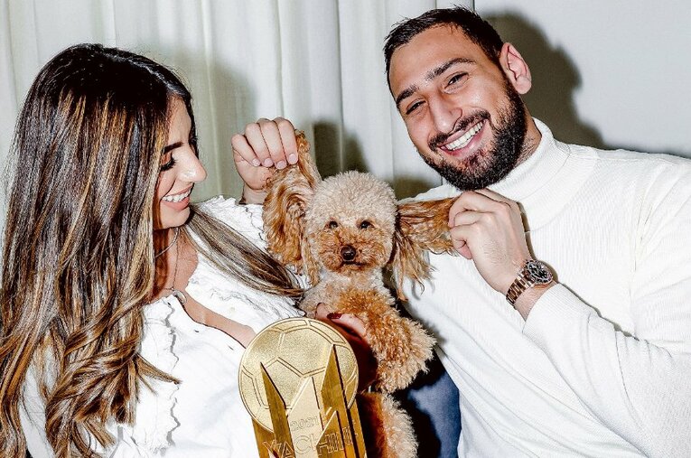 ヤシン・トロフィー受賞を、フィアンセのアレッシアと自宅で喜ぶドンナルンマ ／ photograph by L’Équipe