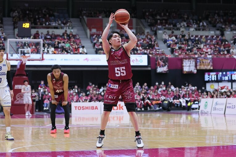 初挑戦のBリーグで存在感を見せる岡田のプレー　©B.LEAGUE