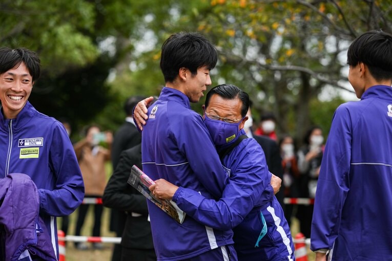 田澤と抱擁を交わす大八木監督　©Nanae Suzuki