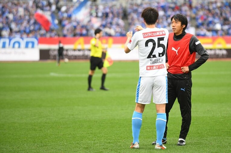 少年時代からトップチームでのプレーを夢見てきたアカデミー出身選手たちにとって、「14番」は大きな存在だった（写真は2019年） ／ photograph by J.LEAGUE